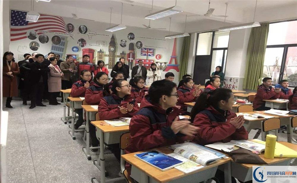 北京第二外國(guó)語學(xué)院成都附屬中學(xué)的學(xué)費(fèi)一期是多少？