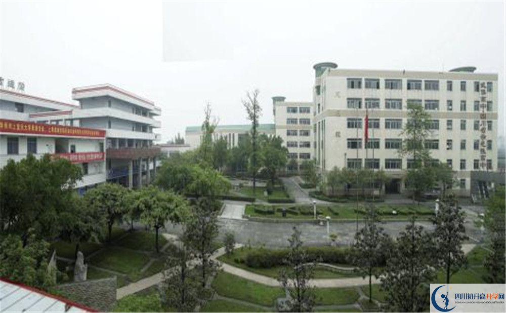 武侯高級(jí)中學(xué)的學(xué)費(fèi)一期是多少？