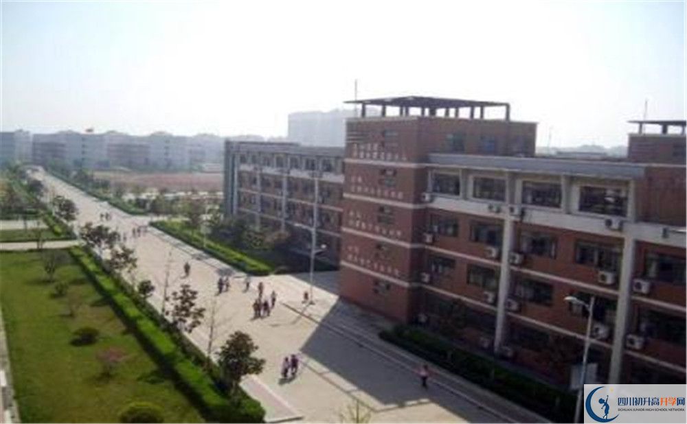 都江堰中學(xué)的學(xué)費(fèi)一期是多少？