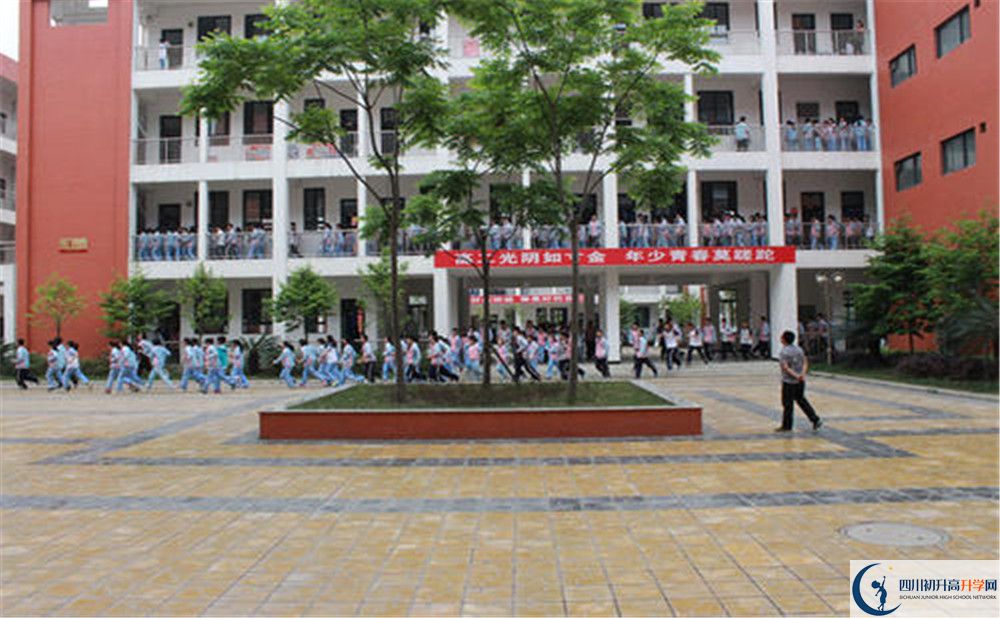 金堂中學(xué)的學(xué)費(fèi)一期是多少？