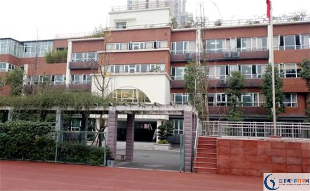 成都七中八一學校的住宿費用是多少？