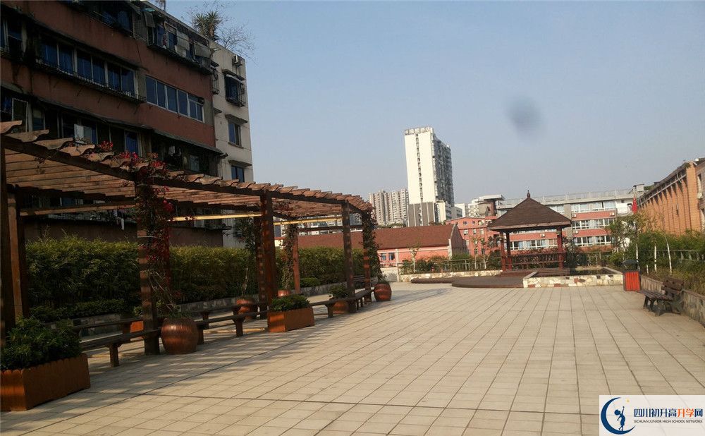 通錦中學(xué)住宿的費(fèi)用是多少？
