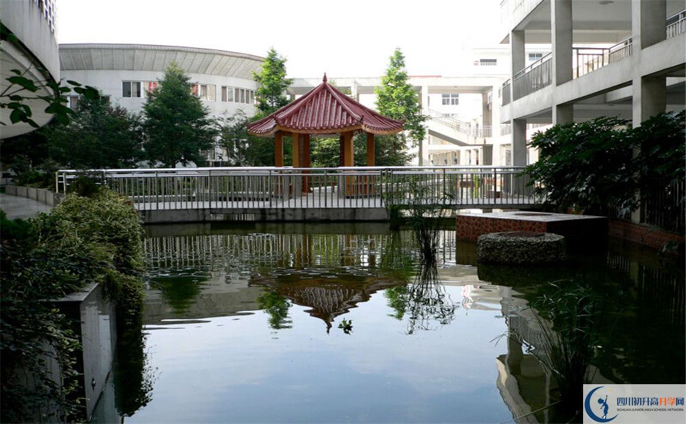成都市龍泉中學住宿費用是多少？