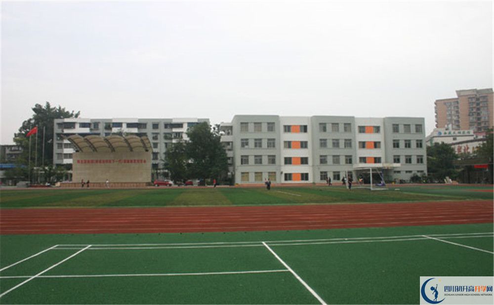 成都鐵路中學實驗班學費貴嗎？