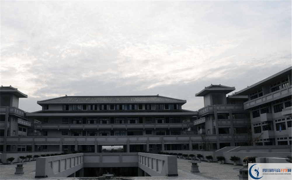 成都石室中學北湖校區(qū)與成都七中實驗學校哪一個好？