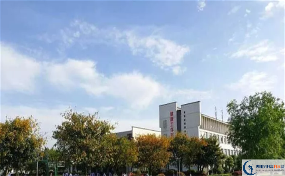石室白馬中學(xué)實(shí)驗(yàn)班學(xué)費(fèi)貴嗎？