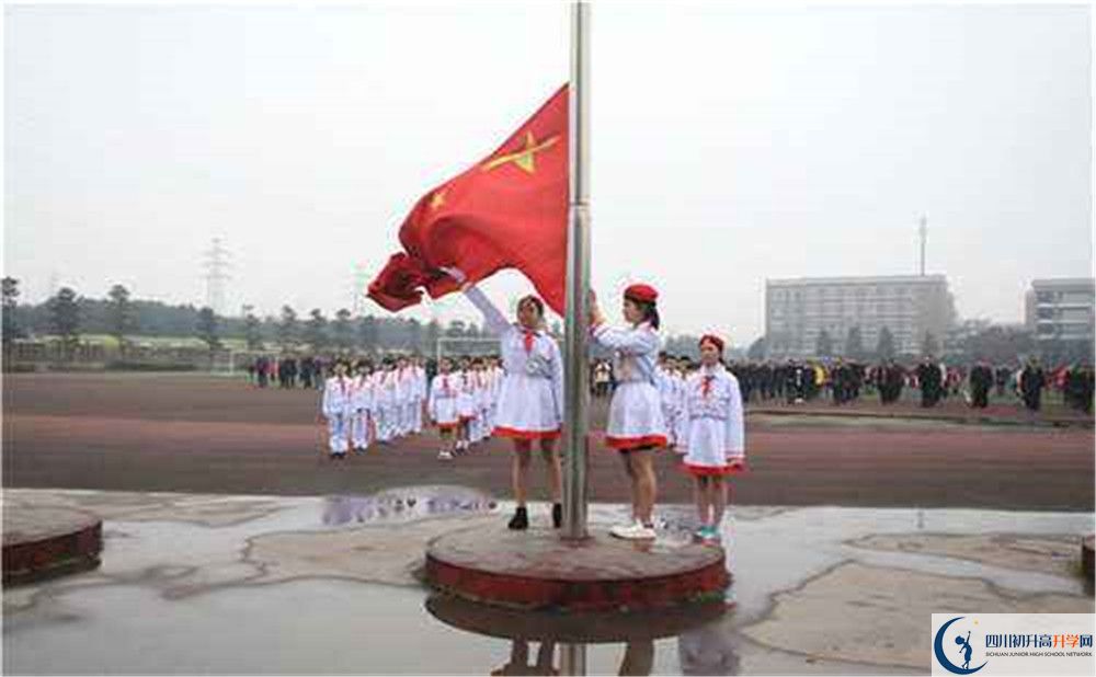 成都新津?yàn)槊鲗W(xué)校實(shí)驗(yàn)班學(xué)費(fèi)貴嗎？