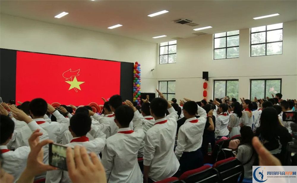 成都七中八一學(xué)校走讀生作息時(shí)間是多久？