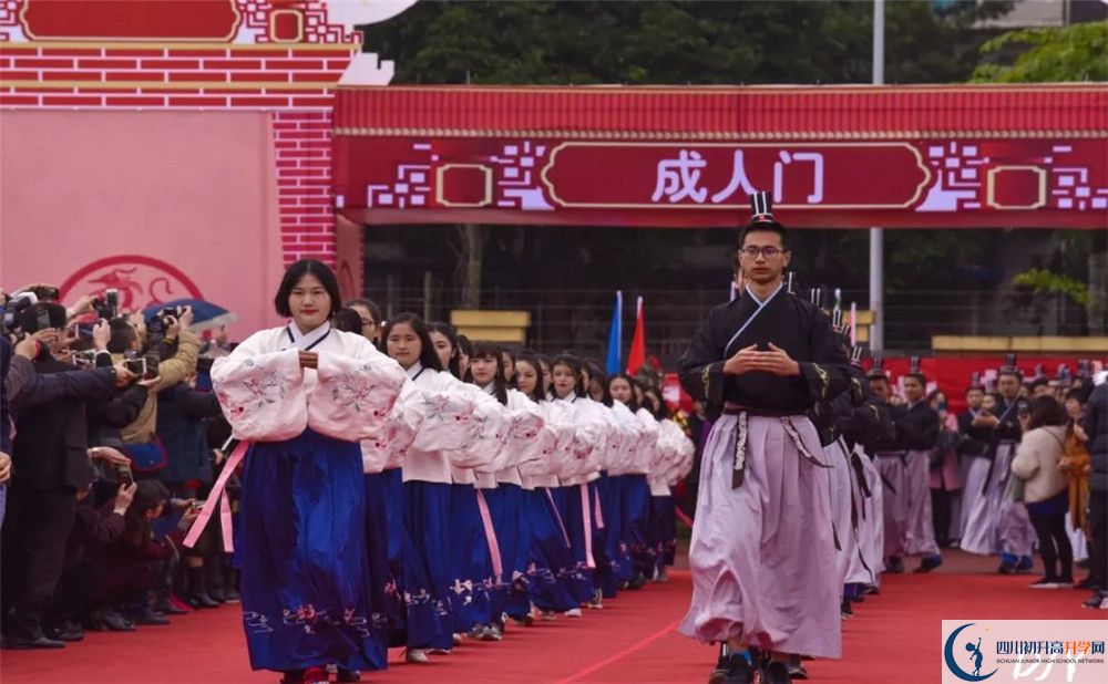 成都七中萬達(dá)學(xué)校在校學(xué)生總?cè)藬?shù)是多少？