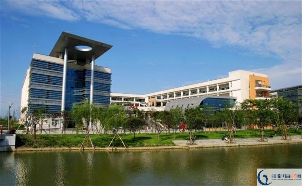 西南交通大學(xué)附屬中學(xué)在校學(xué)生總?cè)藬?shù)是多少？