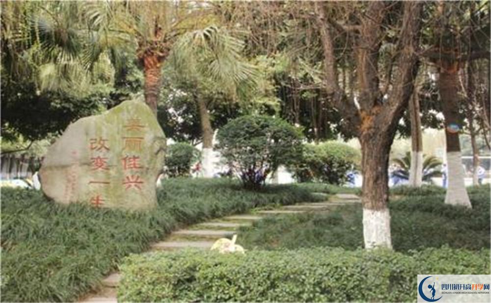成都石室佳興外國(guó)語(yǔ)學(xué)校在校學(xué)生總?cè)藬?shù)是多少？