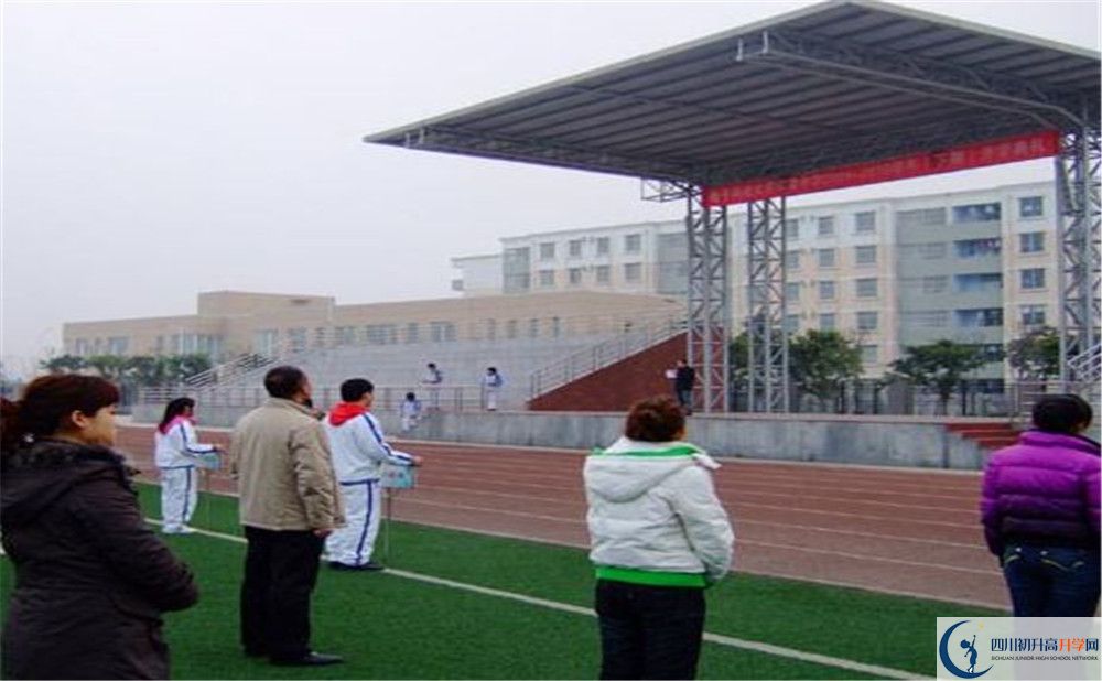 電子科技大學(xué)實驗中學(xué)在校學(xué)生總?cè)藬?shù)是多少？