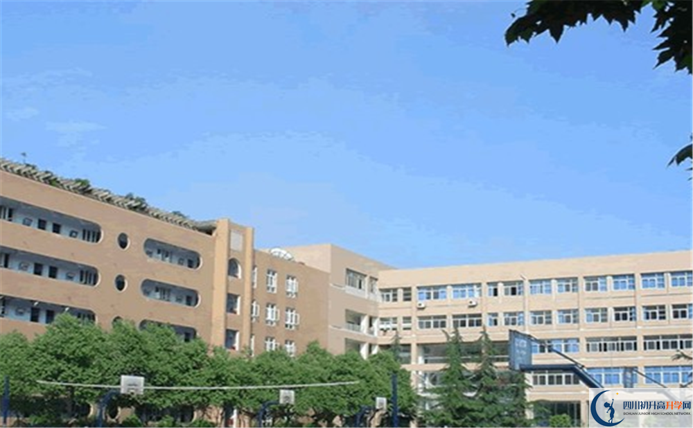 成都大學(xué)附屬中學(xué)在校學(xué)生總?cè)藬?shù)是多少？