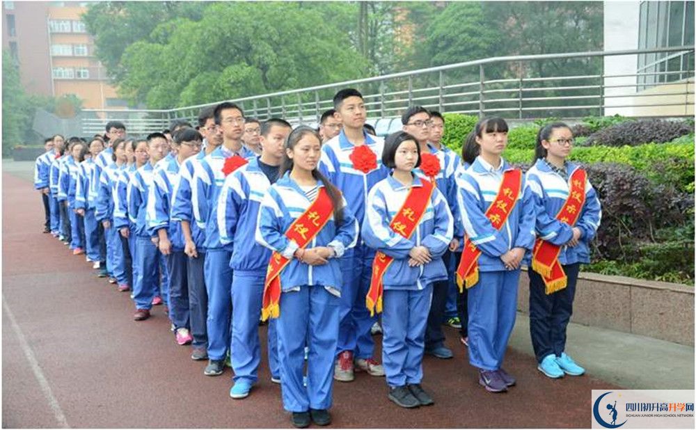 溫江中學在校學生總?cè)藬?shù)是多少？
