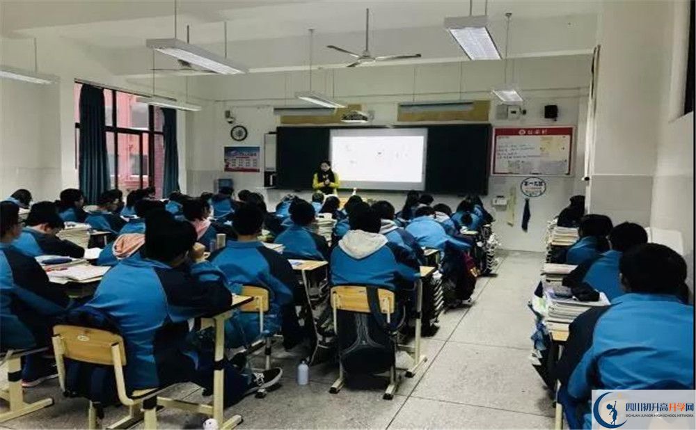 新都一中在校學(xué)生總?cè)藬?shù)是多少？