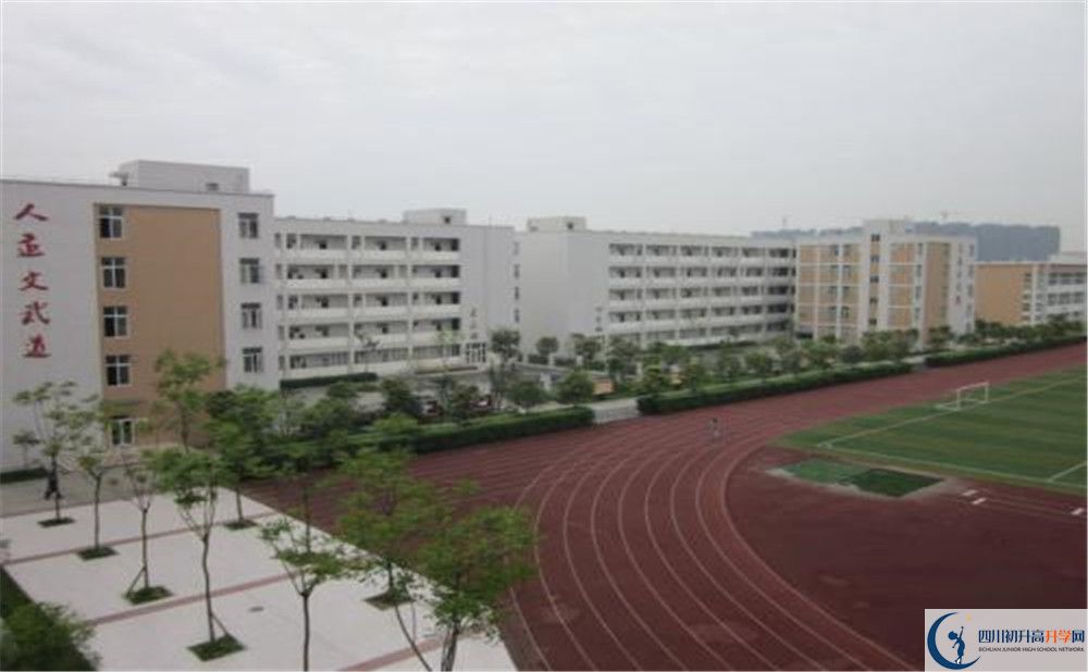 郫縣一中在校學(xué)生總?cè)藬?shù)是多少？